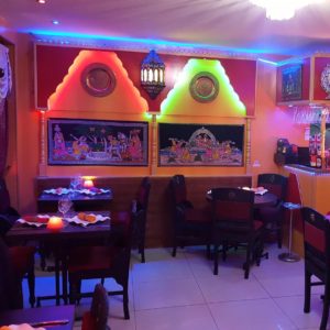 Gros plan sur un curry indien traditionnel servi avec un naan chaud, préparé selon les normes de la restauration halal à Caen.